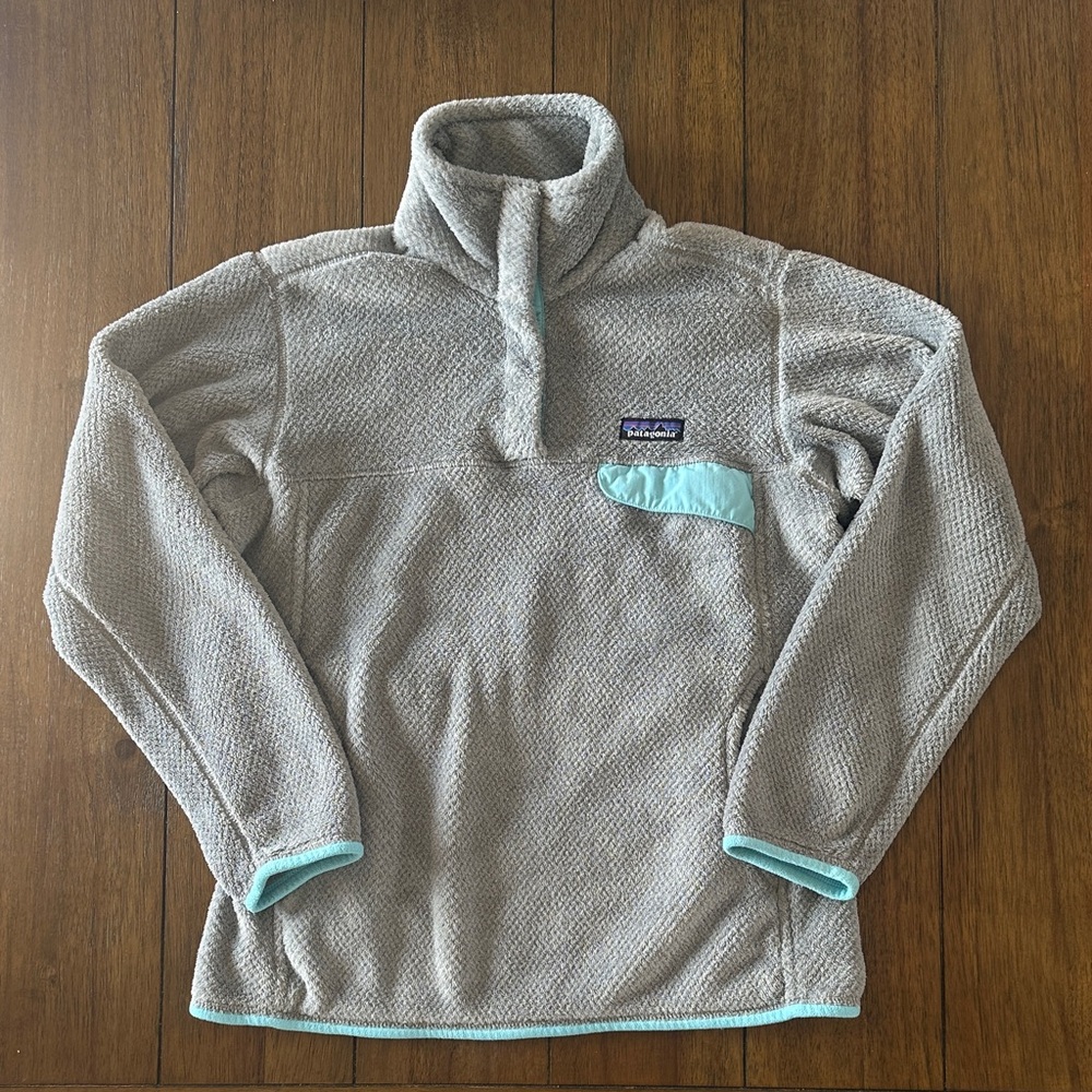 Patagonia Women’s Light Gray Fleece Pullover with Aqua Trim